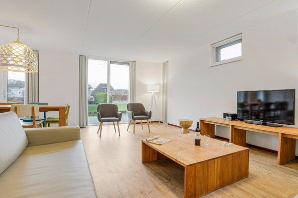Woonkamer - Villa met sauna aan het meer in Midlaren (4)