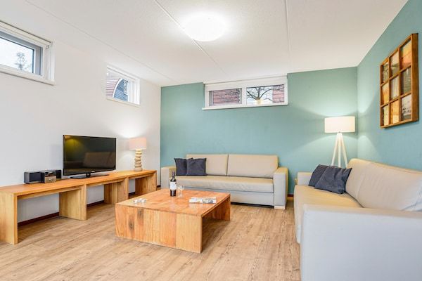 Woonkamer - Villa met sauna aan het meer in Midlaren (3)