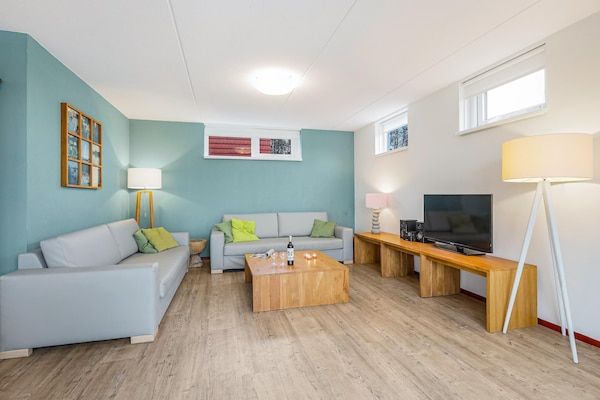 Woonkamer - Toegankelijke villa aan het meer, Midlaren in Midlaren (5)