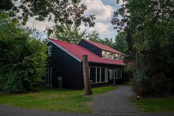 Buitenkant - Toegankelijke villa aan het meer in Midlaren (1)