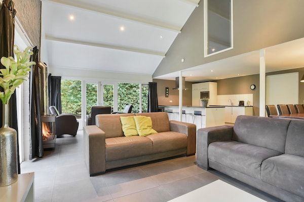 Woonkamer - Toegankelijke villa aan het meer in Midlaren (5)