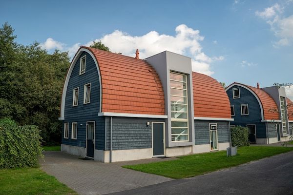 Buitenkant - Huis met sauna op een borijk vakantiepark in Midlaren (1)