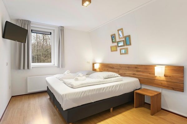 Slaapkamer - Huis met sauna op een borijk vakantiepark in Midlaren (5)