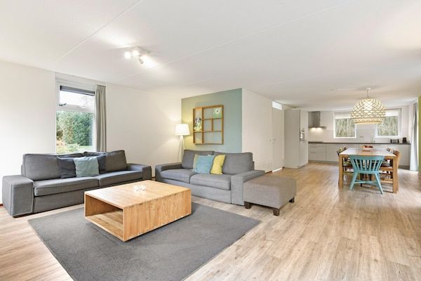 Woonkamer - Huis met sauna op een borijk vakantiepark in Midlaren (3)