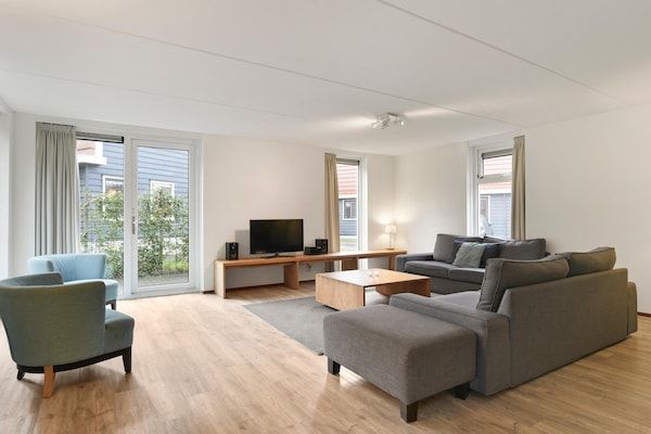 Woonkamer - Huis met sauna op een borijk vakantiepark in Midlaren (2)