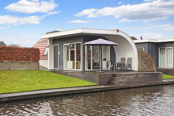 Buitenkant - Verblijf in Midlaren in vakantiepark in Midlaren (1)