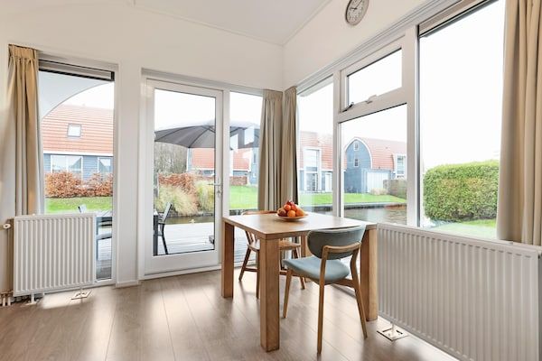 Woonkamer - Verblijf in Midlaren in vakantiepark in Midlaren (2)
