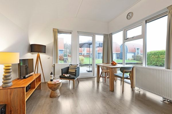 Woonkamer - Verblijf in Midlaren in vakantiepark in Midlaren (3)