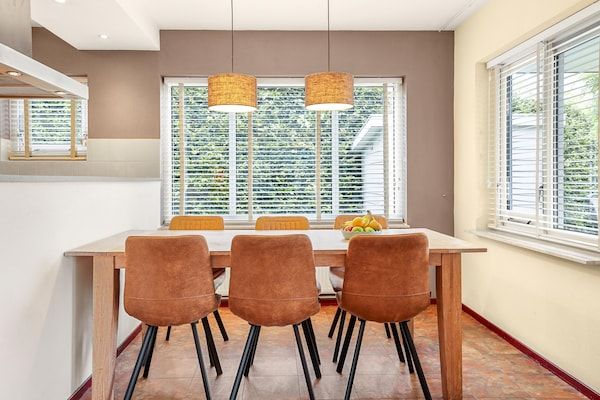 Woonkamer - Vakantiehuis nabij Groningen-stad in Midlaren (2)