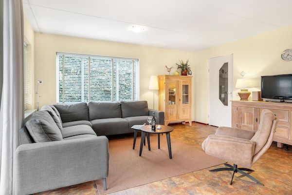 Woonkamer - Vakantiehuis nabij Groningen-stad in Midlaren (4)