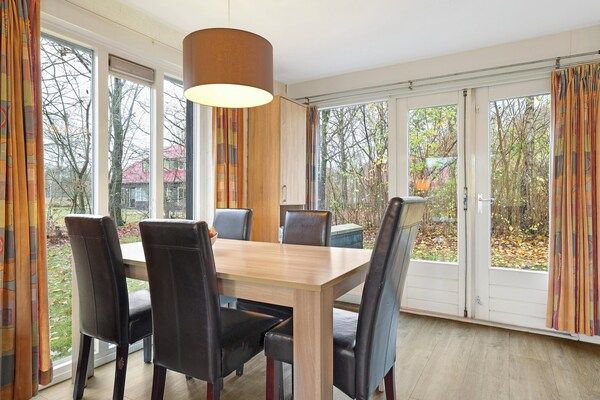 Woonkamer - Vakantiehuis aan het meer voor 5 personen in Midlaren (2)