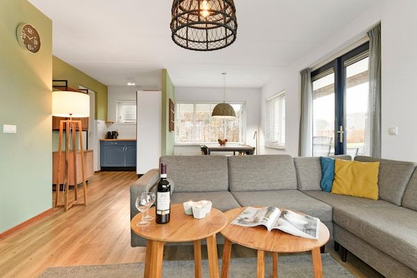Woonkamer - Vakantieverblijf in De Bloemert in Midlaren (5)