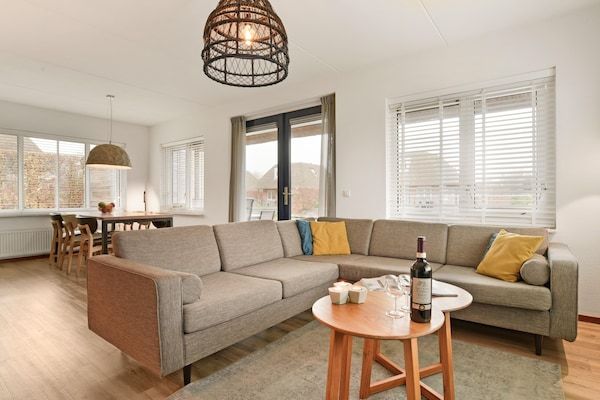 Woonkamer - Vakantieverblijf in De Bloemert in Midlaren (4)