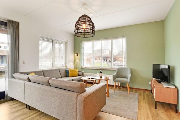 Woonkamer - Vakantieverblijf in De Bloemert in Midlaren (3)