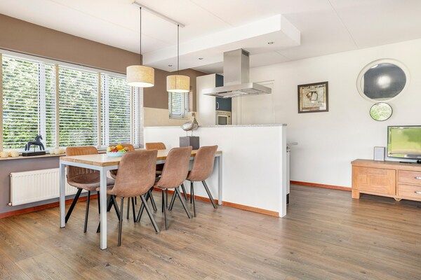 Woonkamer - Villa aan het water nabij Groningen in Midlaren (2)
