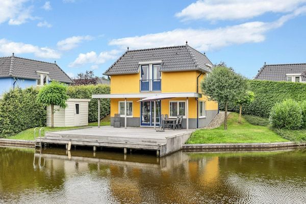 Buitenkant - Villa aan het water nabij Groningen in Midlaren (1)