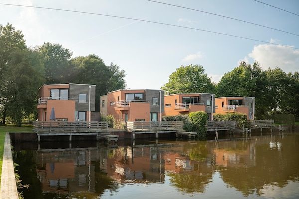 Buitenkant - Woning aan het water in Drenthe in Midlaren (1)