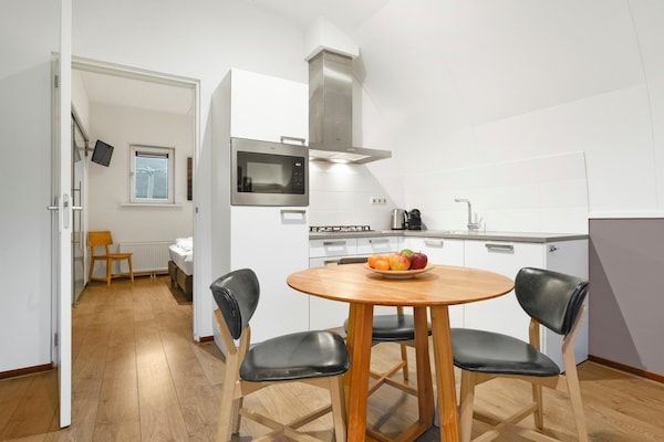 Keuken - Bungalow aan het meer met sauna in Midlaren (4)
