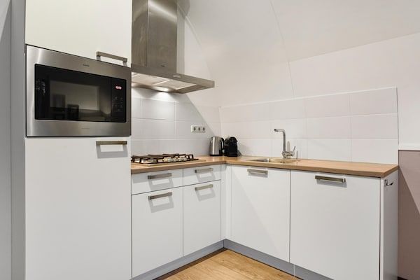 Keuken - Bungalow aan het meer met sauna in Midlaren (5)