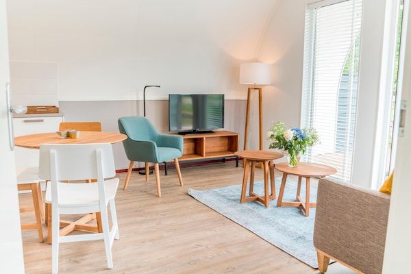 Woonkamer - Bungalow aan het meer met sauna in Midlaren (2)