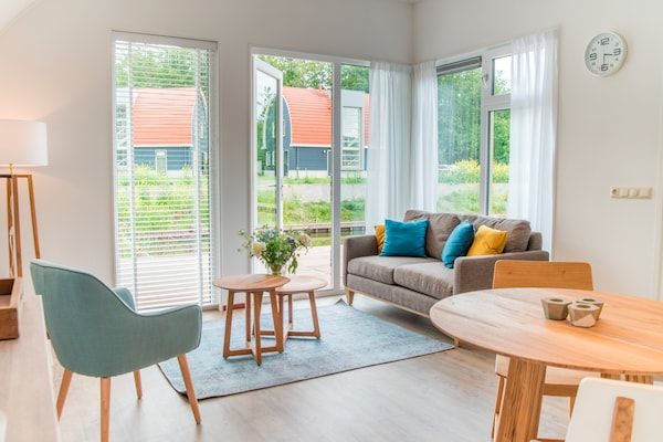 Woonkamer - Bungalow aan het meer met sauna in Midlaren (3)