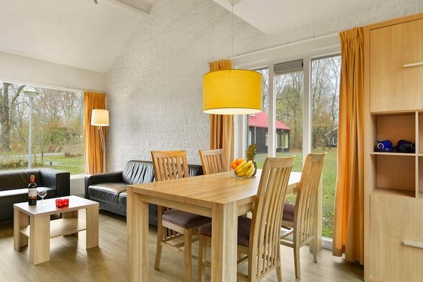 Woonkamer - Verblijf in een bosrijk park in Drenthe in Midlaren (3)