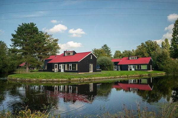 Buitenkant - Verblijf in een bosrijk park in Drenthe in Midlaren (1)