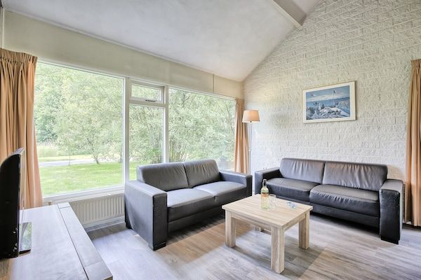 Woonkamer - Verblijf in een bosrijk park in Drenthe in Midlaren (5)