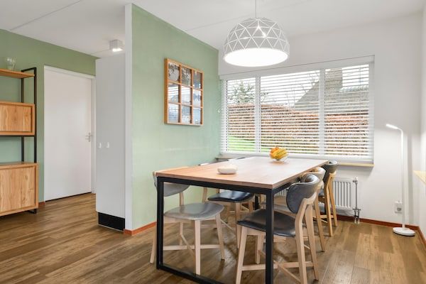 Woonkamer - Vakantiehuis met tuin, De Bloemert in Midlaren (3)