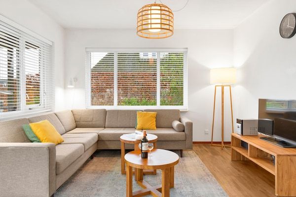 Woonkamer - Vakantiehuis met tuin, De Bloemert in Midlaren (4)