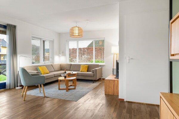 Woonkamer - Vakantiehuis met tuin, De Bloemert in Midlaren (5)