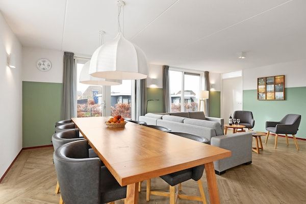 Woonkamer - met zwembad en sauna in Midlaren (2)