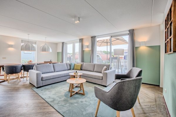 Woonkamer - met zwembad en sauna in Midlaren (5)
