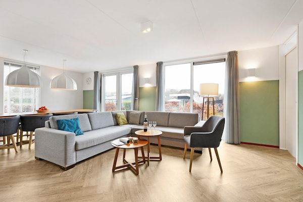 Woonkamer - met zwembad en sauna in Midlaren (3)