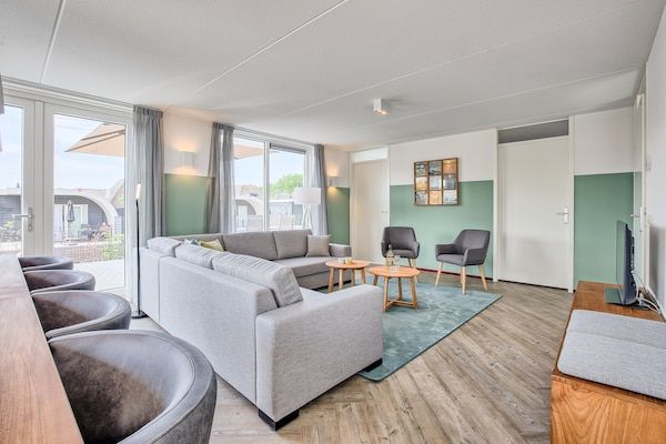 Woonkamer - met zwembad en sauna in Midlaren (4)