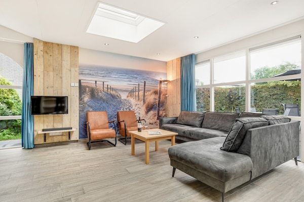 Woonkamer - Vakantiehuis bij Grevelingenmeer met Sauna in Brouwershaven (4)