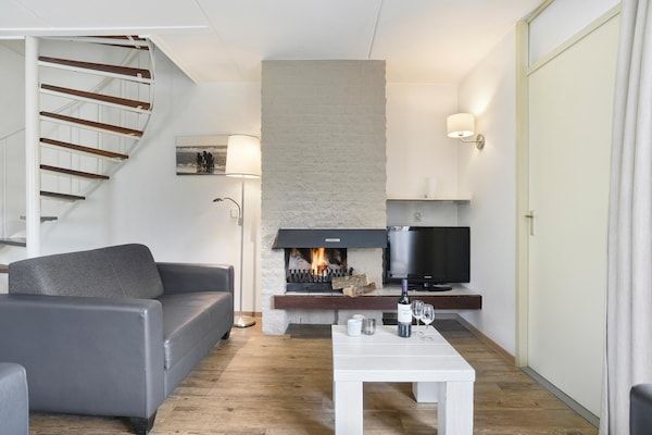 Woonkamer - Vakantiehuis Brouwershaven bij Grevelingenmeer in Brouwershaven (5)