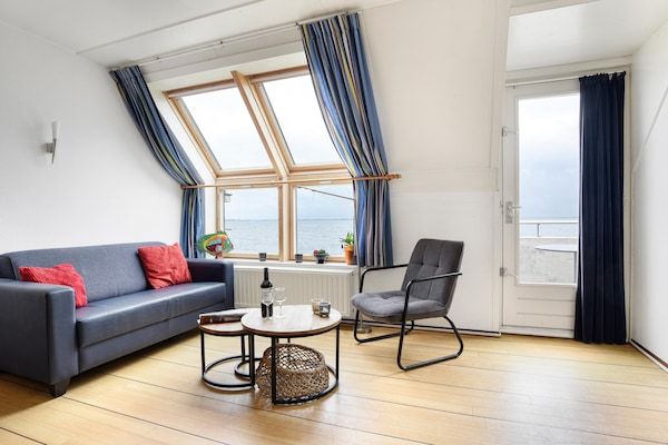 Woonkamer - Chique vakantie aan zee in Brouwershaven (4)