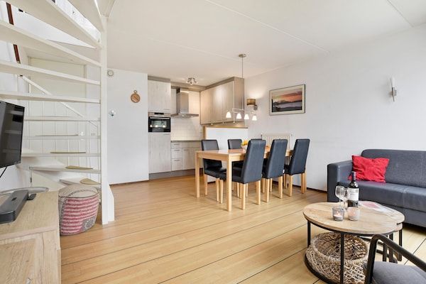 Woonkamer - Chique vakantie aan zee in Brouwershaven (5)