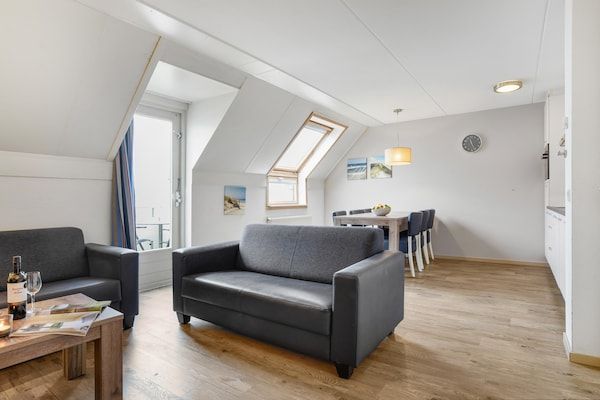 Woonkamer - Lakeview Retreat met balkon in Brouwershaven (4)