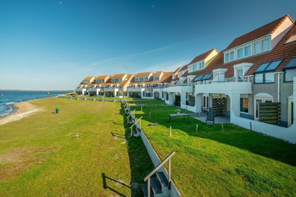 Buitenkant - Lakeview Retreat met balkon in Brouwershaven (1)