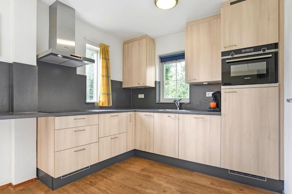 Keuken - Ruime woning met tuin in Brouwershaven (5)