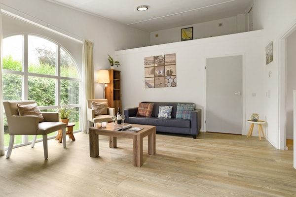 Woonkamer - Gezellig romantisch familieverblijf in Brouwershaven (4)