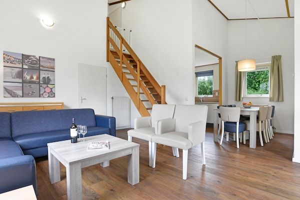Woonkamer - Vakantiehuis bij Grevelingenmeer Brouwershaven in Brouwershaven (4)