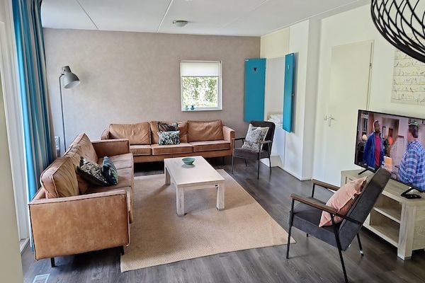 Woonkamer - Huis in Vlagtwedde met Sauna en Hot Tub in Vlagtwedde (3)