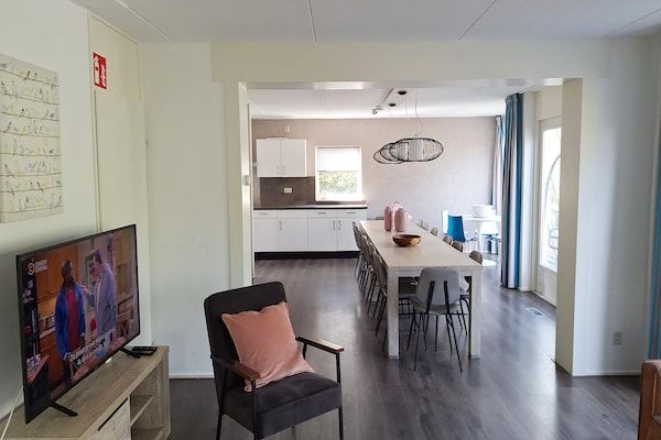 Eetkamer - Huis in Vlagtwedde met Sauna en Hot Tub in Vlagtwedde (5)