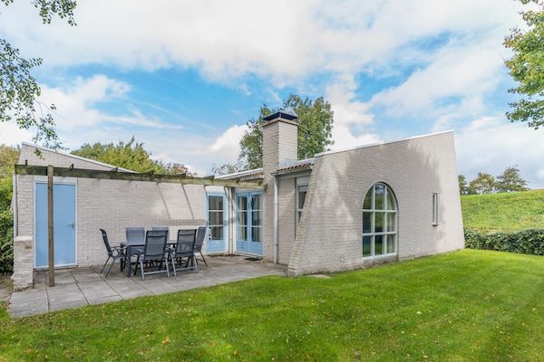 Buitenkant - Sauna Retreat aan het Meer in Brouwershaven (1)