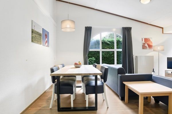 Woonkamer - Sauna Retreat aan het Meer in Brouwershaven (5)