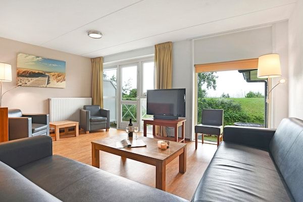 Woonkamer - Rustig vakantiehuis aan de kust in Brouwershaven (4)