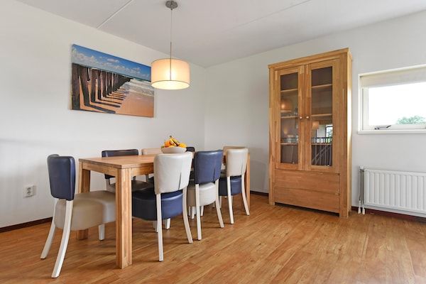 Woonkamer - Rustig vakantiehuis aan de kust in Brouwershaven (5)